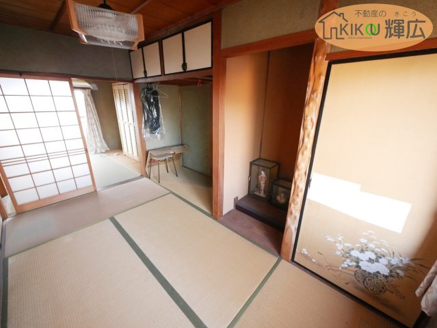高砂市高砂町東宮町　中古戸建の和室|2F和室は5帖です。収納スペース付き