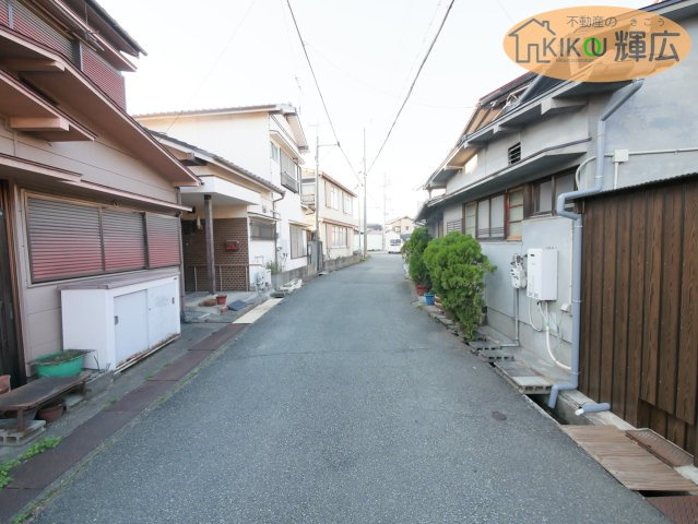 高砂市高砂町東宮町　中古戸建の前面道路含む現地写真