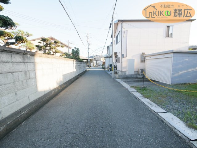 高砂市高砂町東宮町　中古戸建の前面道路含む現地写真|前面道路広しており車通りも少なく安全な道となっております。