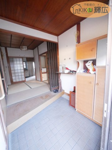 高砂市高砂町東宮町　中古戸建の玄関|趣きのある玄関です。リビングまで続いております。