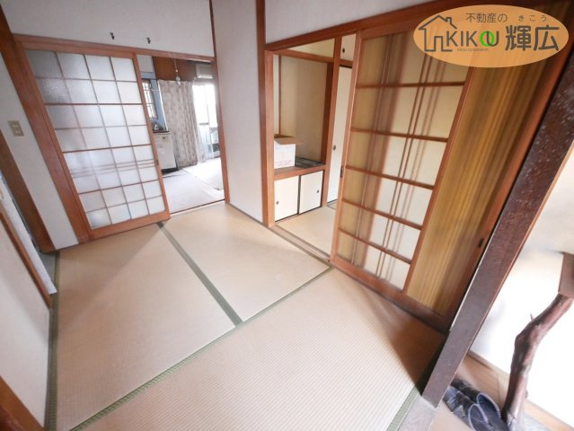 高砂市高砂町東宮町　中古戸建の和室|和室は約3畳ございます。ご家族様のお荷物を置く場所にしても最適です。