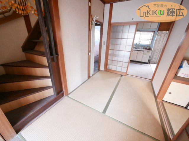 【和室】 | 高砂市高砂町東宮町　中古戸建 | 階段は和室にございます。