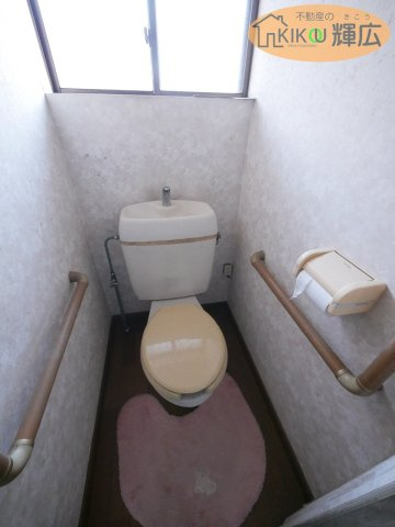 高砂市高砂町東宮町　中古戸建のトイレ|1Fトイレです。小さな窓が付いておりますのでとても明るいトイレです。
