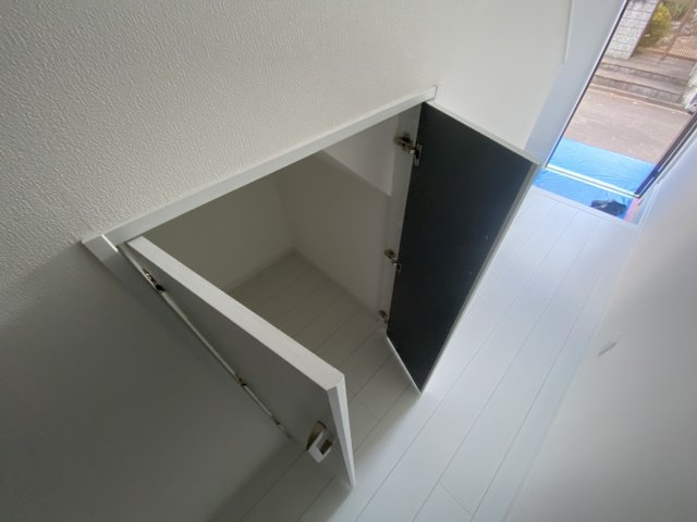 鴻巣市鴻巣～新築戸建住宅～【限定１棟】の収納|階段下のデッドスペースは収納としても活用されいます。