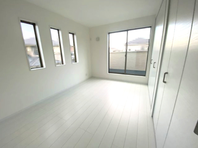 鴻巣市鴻巣～新築戸建住宅～【限定１棟】の洋室|窓も多く採光は十分です。クローゼットは2間分で十分な収納です。