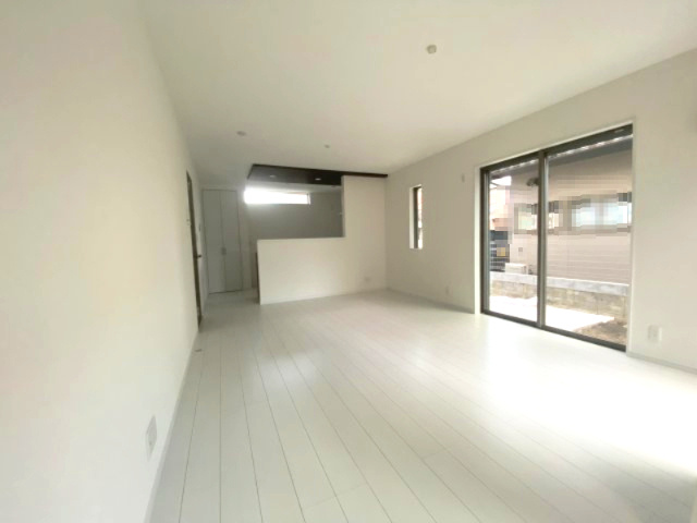 鴻巣市鴻巣～新築戸建住宅～【限定１棟】の居間・リビング|IHコンロはお手入れの面でも便利です。掃き出し窓のある16帖のリビングは開放感があり、日々の疲れを癒してくれます。