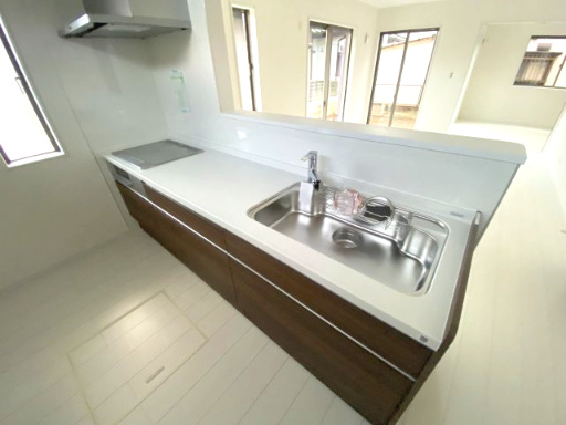 鴻巣市鴻巣～新築戸建住宅～【限定１棟】のキッチン|キッチン上のダウンライトが料理をする手元を明るく照らしてくれます。