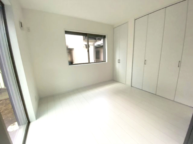 鴻巣市鴻巣～新築戸建住宅～【限定１棟】の洋室|リビング続きの洋室が更に奥行きと広さを増してくれます。