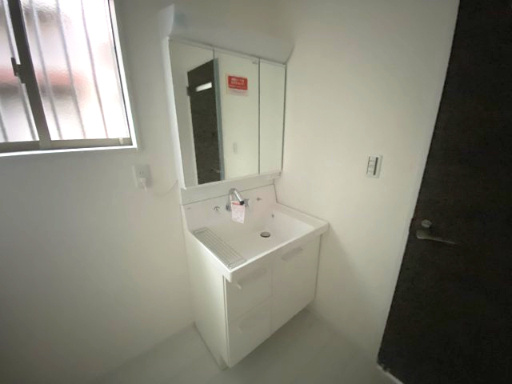 鴻巣市鴻巣～新築戸建住宅～【限定１棟】の独立洗面台|隣に洗濯機を置いても十分な広さです。