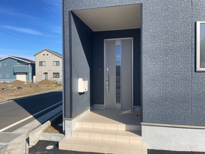 【エントランス】 | 富里市七栄第３０-１号棟 | ４ＬＤＫ　最短即日見学も可能です。お気軽にお問合せ下さい！  