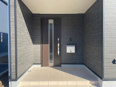 【エントランス】 | 富里市七栄第３０-2号棟 | ４ＬＤＫ　最短即日見学も可能です。お気軽にお問合せ下さい！  