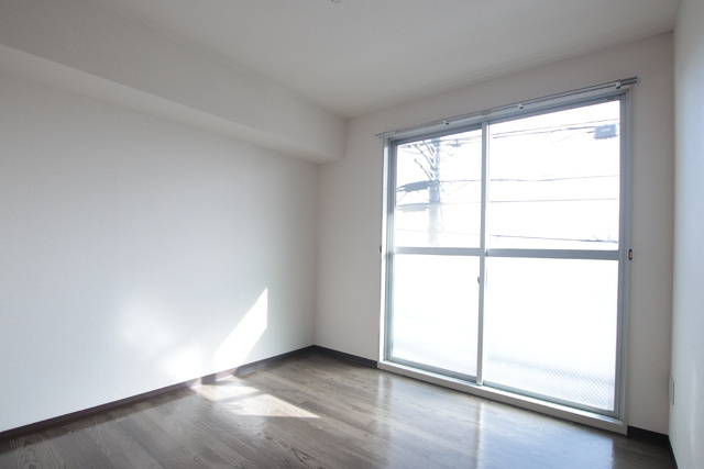 洋室4.5帖　２部屋バルコニーに面してます♪