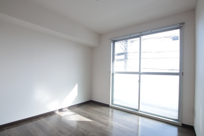 洋室4.5帖　２部屋バルコニーに面してます♪
