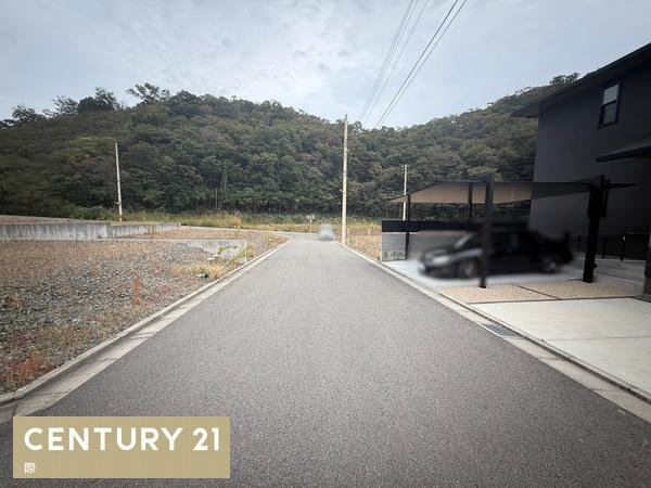 和歌山市栄谷の中古一戸建の前面道路含む現地写真