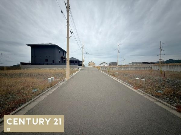 和歌山市栄谷の中古一戸建の前面道路含む現地写真
