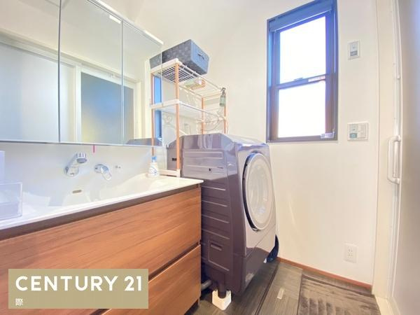 和歌山市栄谷の中古一戸建の独立洗面台