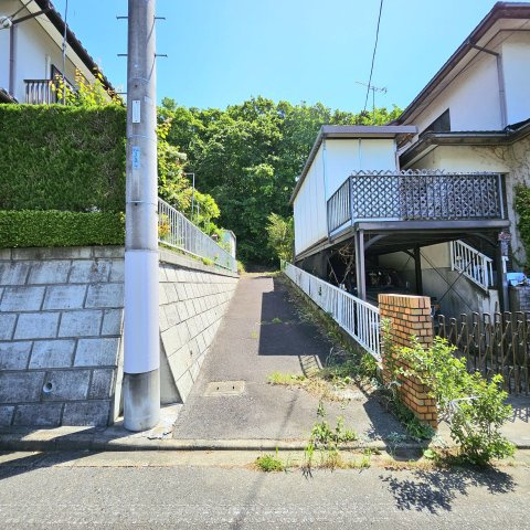 高崎市吉井町南陽台2丁目の前面道路含む現地写真