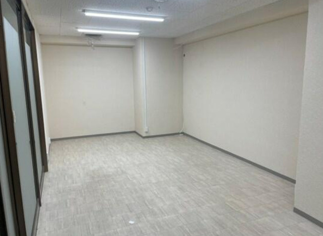 大津市粟津町の店舗事務所の内装