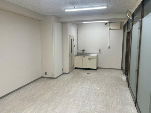 大津市粟津町の店舗事務所の内装