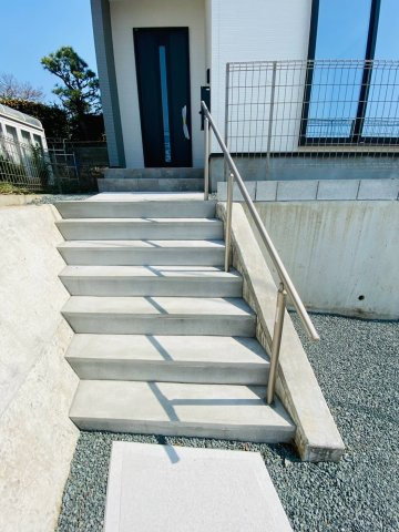 よかタウン／東区西原２丁目３期／１号棟のエントランス|階段をのぼった先にある玄関。お客様をお迎えする家の顔です。