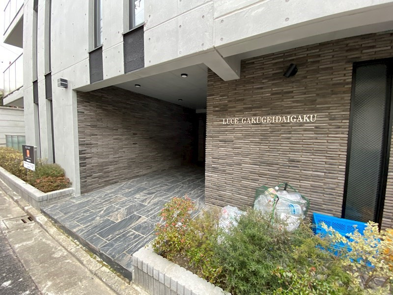 ルーチェ学芸大学のエントランス