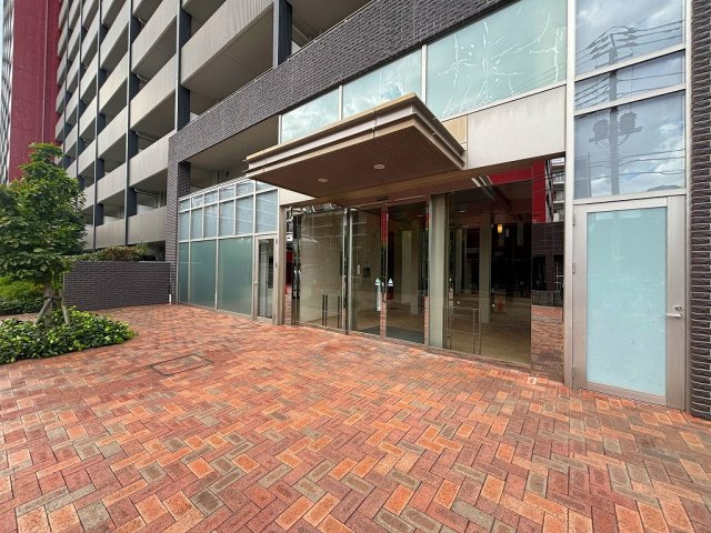 大宮駅18分 さいたまスーパーアリーナ徒歩圏内　ペット飼育可　南東向きのエントランス