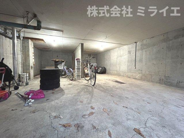 ジェーハイツ恵庭有明2の駐車場|車庫(左)