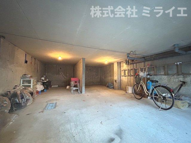 ジェーハイツ恵庭有明2の駐輪場|車庫(右)