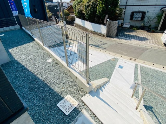 よかタウン／東区西原2丁目4期／1号棟の前面道路含む現地写真