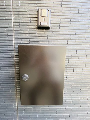 よかタウン／東区西原2丁目4期／1号棟のエントランス|メールボックスとモニターインターホン