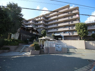 【外観】 | マンションの顔となるエントランスは重厚感漂う装いでお客様をお出迎えします。 