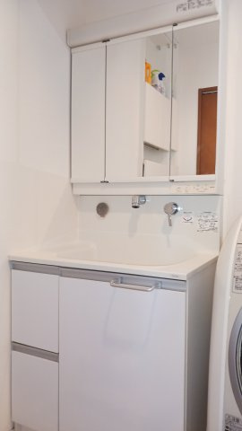 加茂町粟根　オール電化住宅の独立洗面台