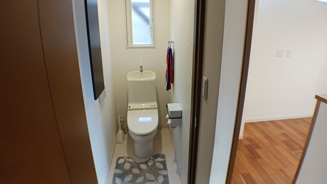 加茂町粟根　オール電化住宅のトイレ