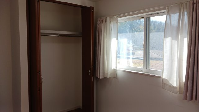 加茂町粟根　オール電化住宅の洋室