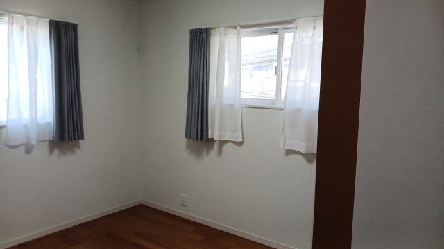 加茂町粟根　オール電化住宅の洋室