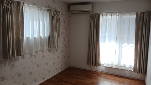 加茂町粟根　オール電化住宅の洋室