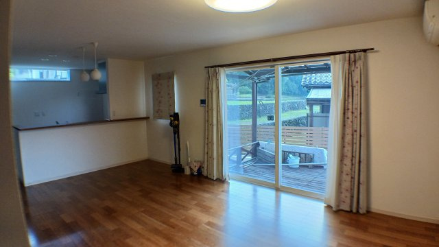 加茂町粟根　オール電化住宅の居間・リビング