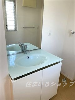 広島市安佐北区口田南６丁目のアパートの洗面所|ガラストップ洗面化粧台