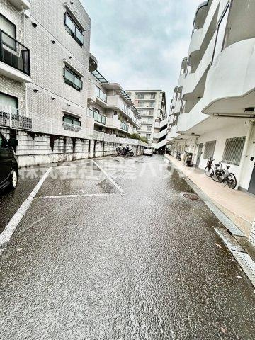 クリークレーン桃山台の駐車場