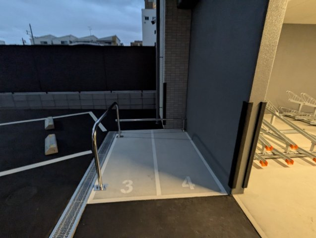 エグゼ大阪城イースト BRAVI不動産の駐車場