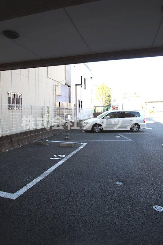 カーサ・グランデ生麦の駐車場
