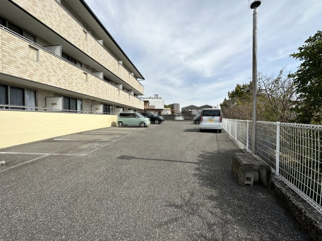 セレス薊野の駐車場