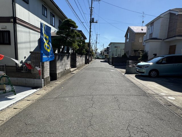 松戸市上本郷新築戸建【上本郷小学校：6分】の前面道路含む現地写真|西側前面道路