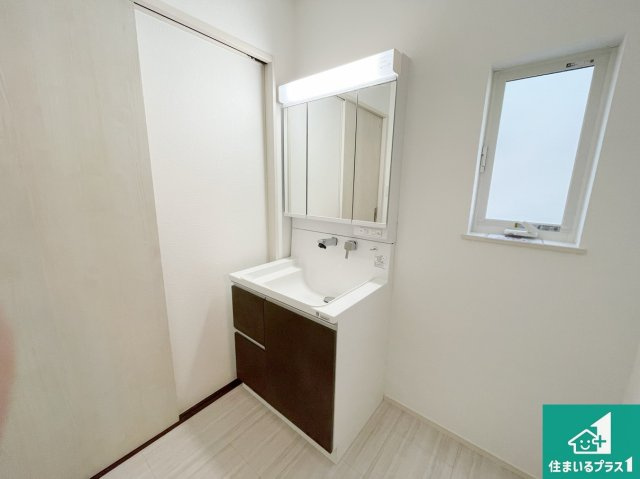 豊中市穂積　第2期　新築一戸建ての独立洗面台|清潔感のある洗面台です。フラットな鏡は掃除がしやすく毎日清潔！鏡裏には収納があるのでスッキリとした洗面台が保てます。