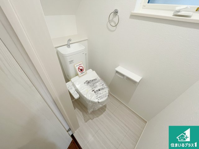 豊中市穂積　第2期　新築一戸建てのトイレ|1・2階の2ヶ所にあるので、朝の忙しい時間の順番待ちもなく、深夜の利用にも大変便利です。