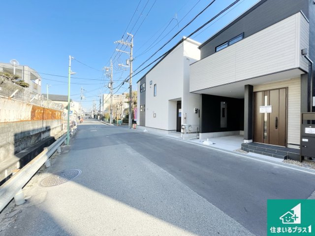 豊中市穂積　第2期　新築一戸建ての前面道路含む現地写真|周辺は閑静な住宅街！前面道路広々で車の出し入れも便利です。駐車が苦手な方でも安心して車庫入れできます！