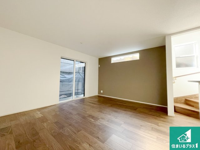 豊中市穂積　第2期　新築一戸建ての居間・リビング|日当たり良好の明るいリビングで朝の目覚めもスッキリできそう！対面キッチンでご家族のコミュニケーションも自然と増える設計！小さなお子様が遊ぶスペースを作っても広々とくつろげるLDK！