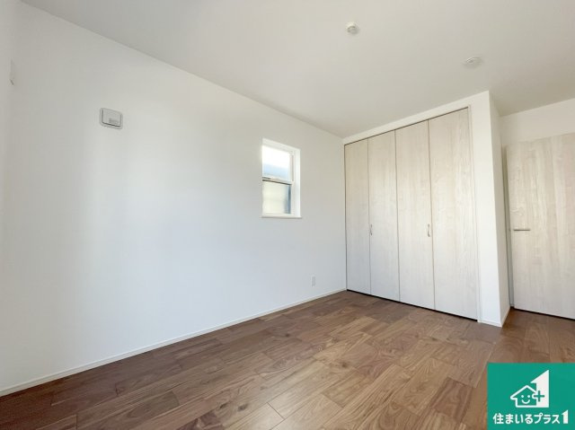 豊中市穂積　第2期　新築一戸建ての洋室|収納スペースが充実しているので子供の成長に合わせてたくさん収納ができます！家族構成に合わせた様々な活用ができる収納！