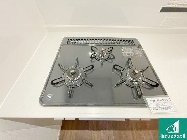 豊中市穂積　第2期　新築一戸建ての設備|ダブル高火力Ｓｉセンサー付きコンロ！３口あるので、まとめて料理をする時も大活躍！