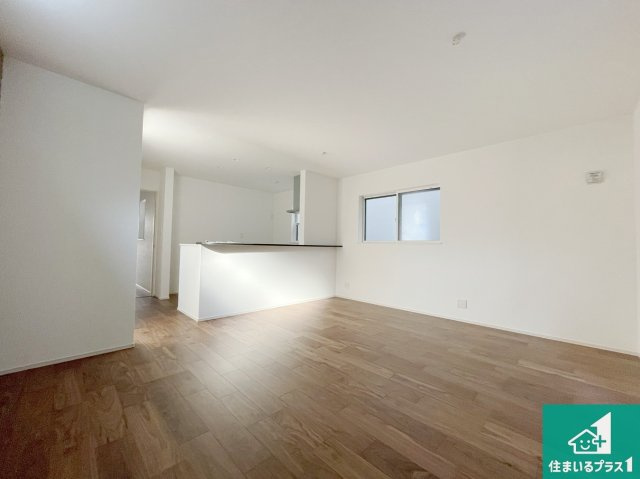 豊中市穂積　第2期　新築一戸建ての居間・リビング|シンプルなリビングは、観葉植物等のインテリアを楽しめますね！パパ好みにも、ママ好みにも家具次第で雰囲気を変えることができます！